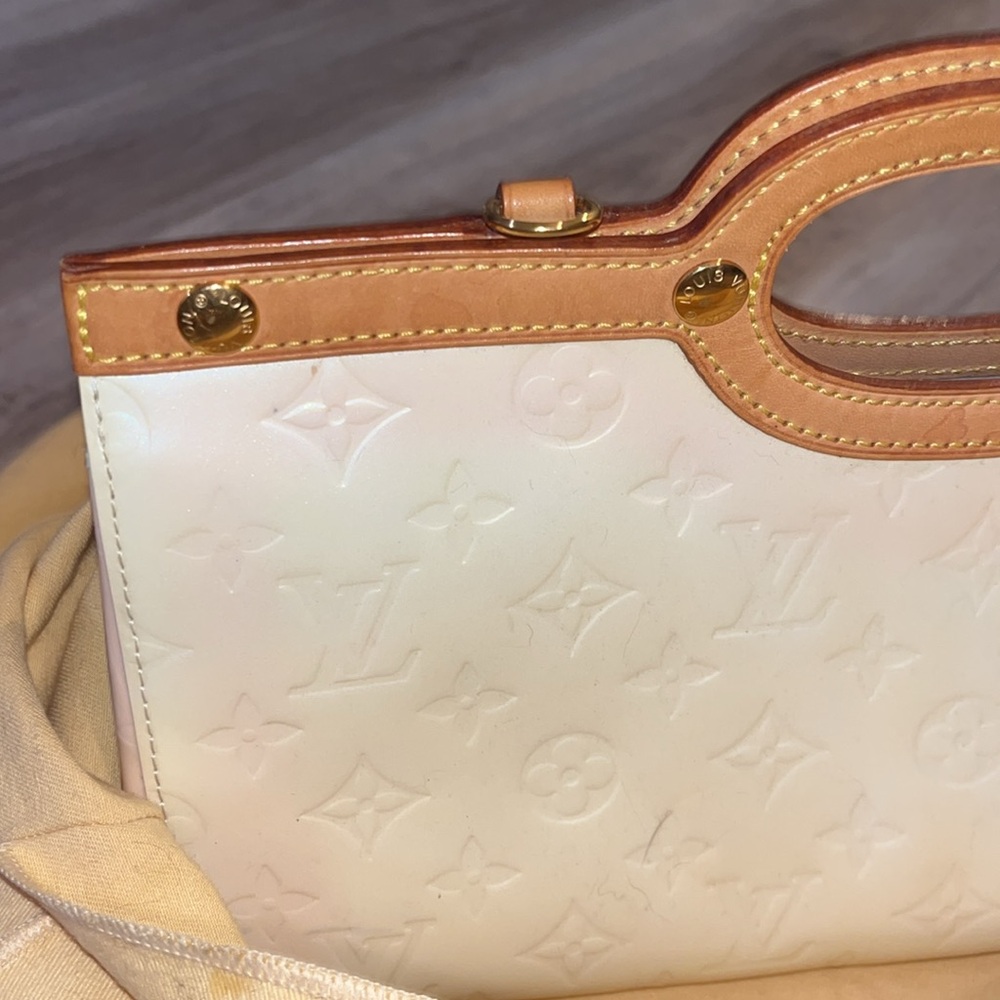 Louis Vuitton - Picture 3 of 15